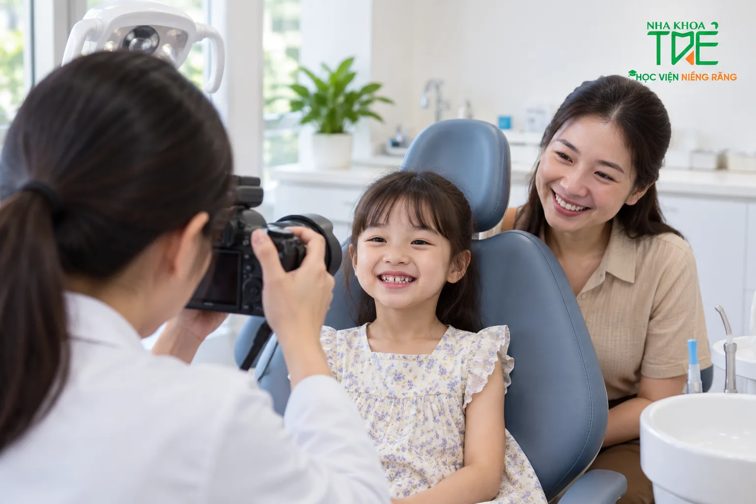 Bác sĩ chụp ảnh nụ cười cho bé trong buổi khám chỉnh nha đầu tiên