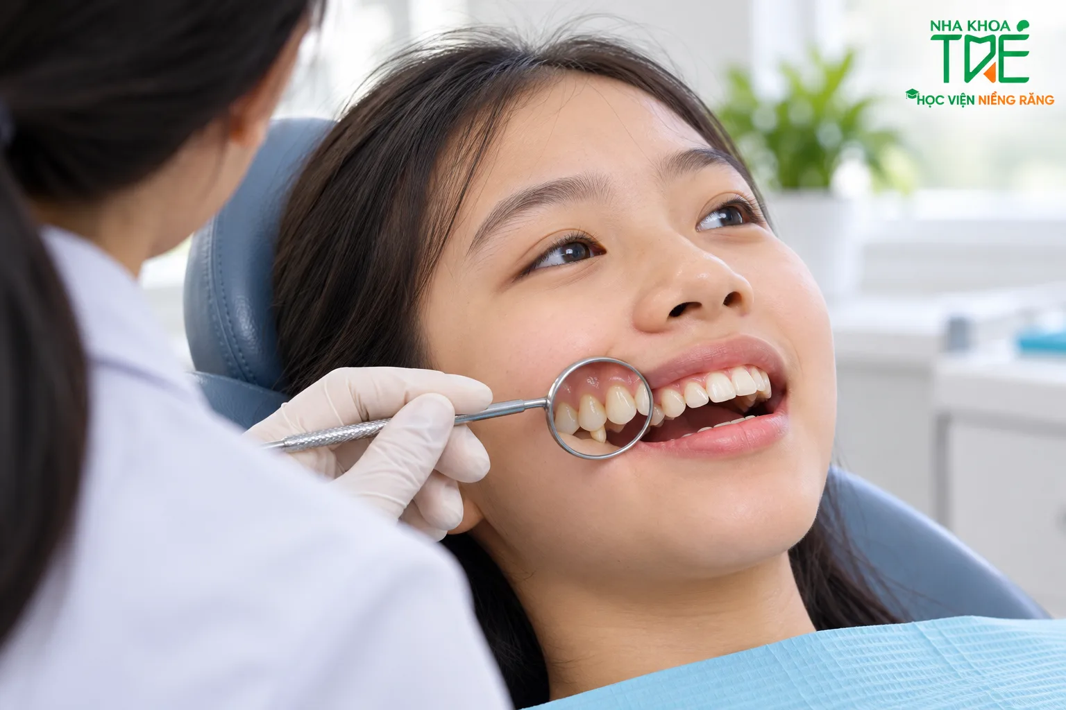 Bác sĩ kiểm tra răng nanh sữa chưa rụng ở trẻ