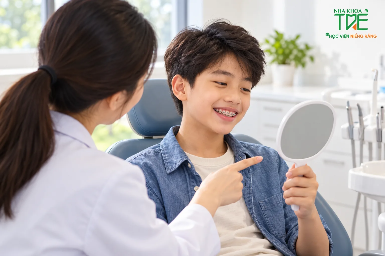 Bé khoảng 12 tuổi đang niềng răng mắc cài