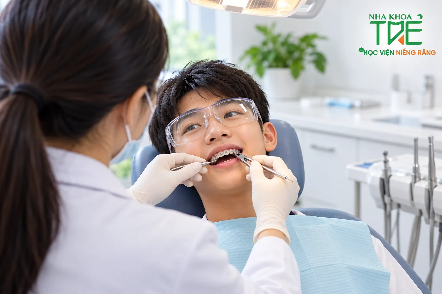Bé tái khám định kỳ để bác sĩ điều chỉnh mắc cài